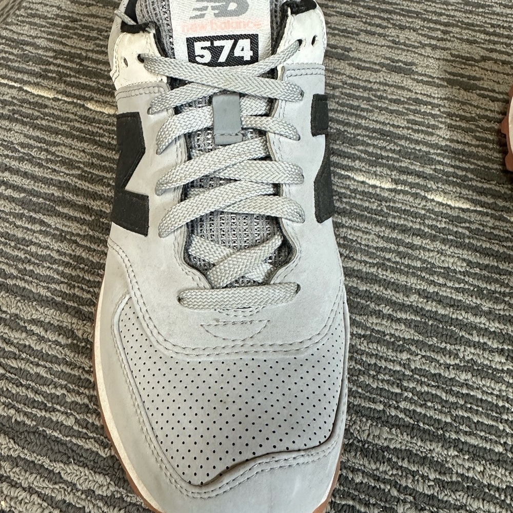 New Balance 574 Men's size 9 Gray and Black Athletic Shoes